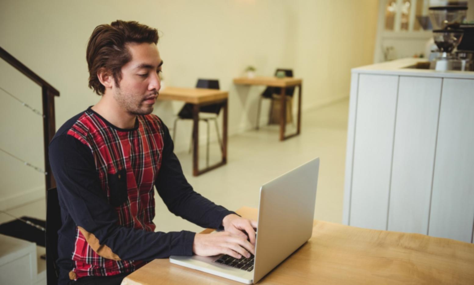 Personne retrouvant sa sérénité financière grâce à un accompagnement adapté