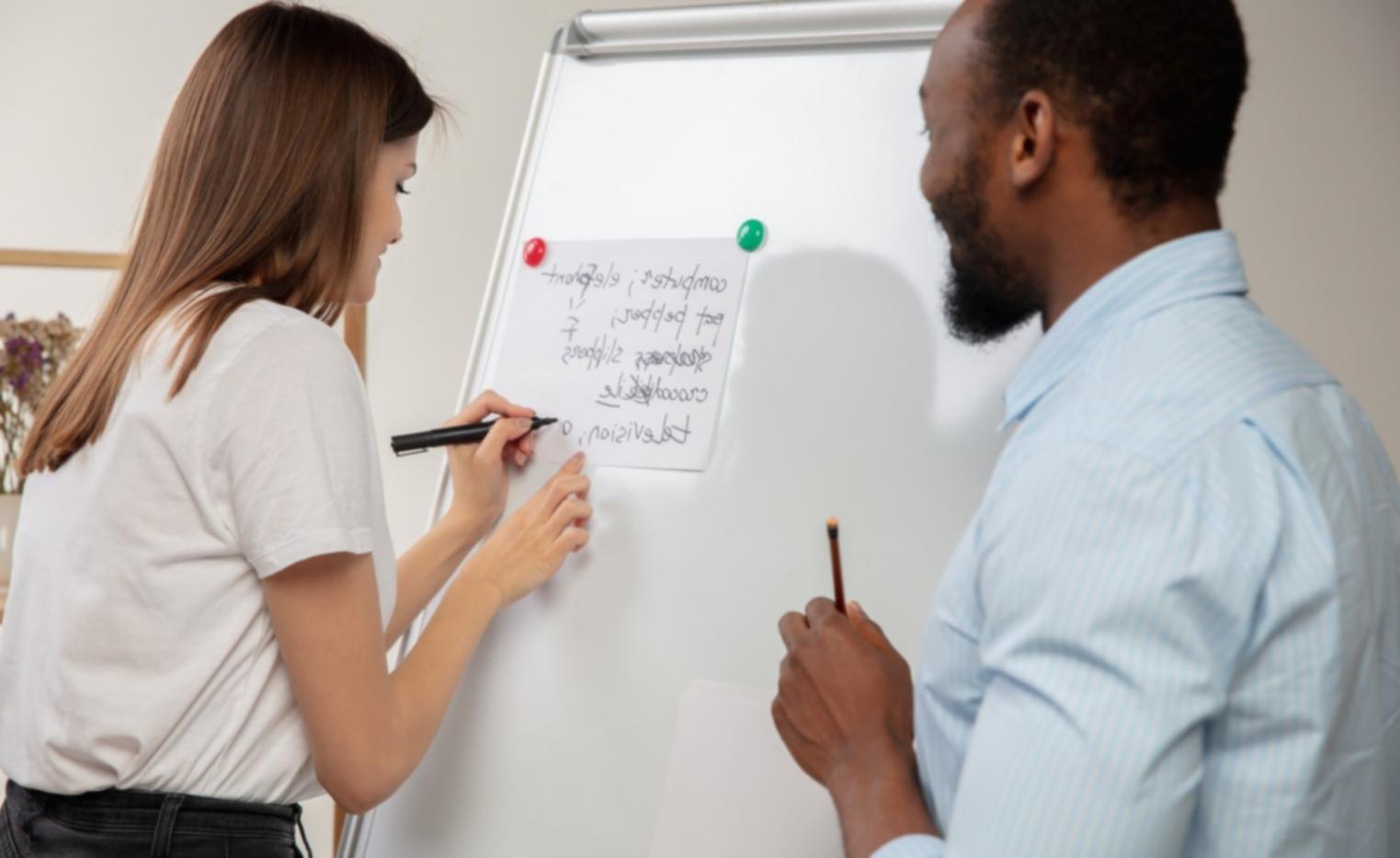 Espace de formation accueillant avec bureaux et lumière naturelle
